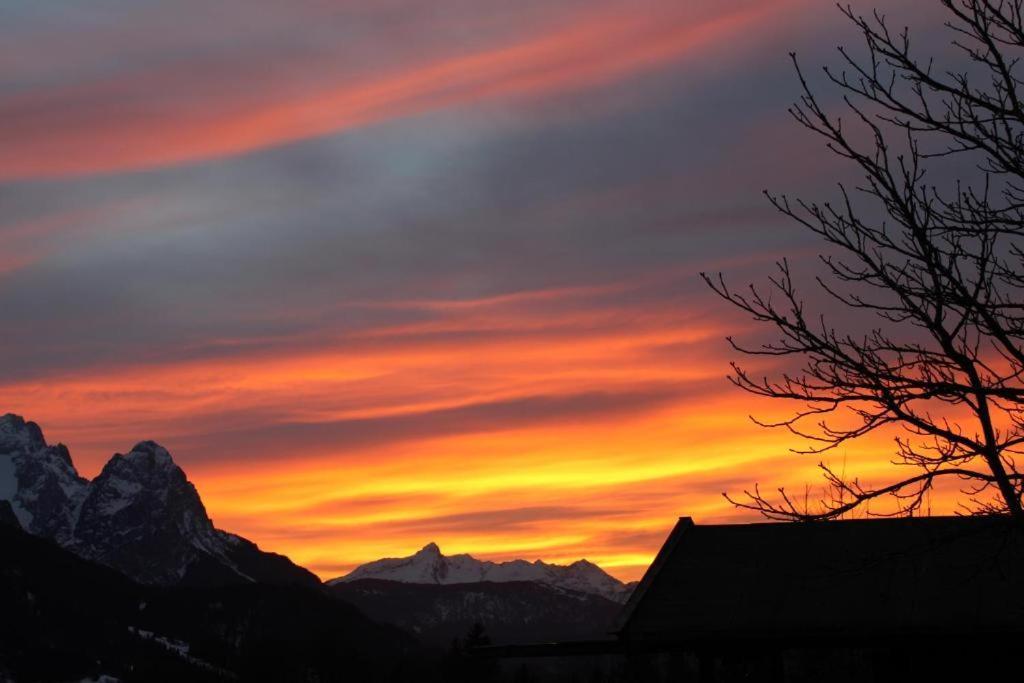 Pfeiffer Alm Am Sonnenhang Mit Blick Auf Die Zugspitze Garmisch-Partenkirchen Exteriér fotografie