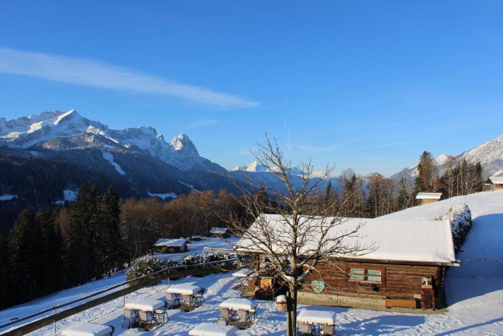 Pfeiffer Alm Am Sonnenhang Mit Blick Auf Die Zugspitze Garmisch-Partenkirchen Exteriér fotografie