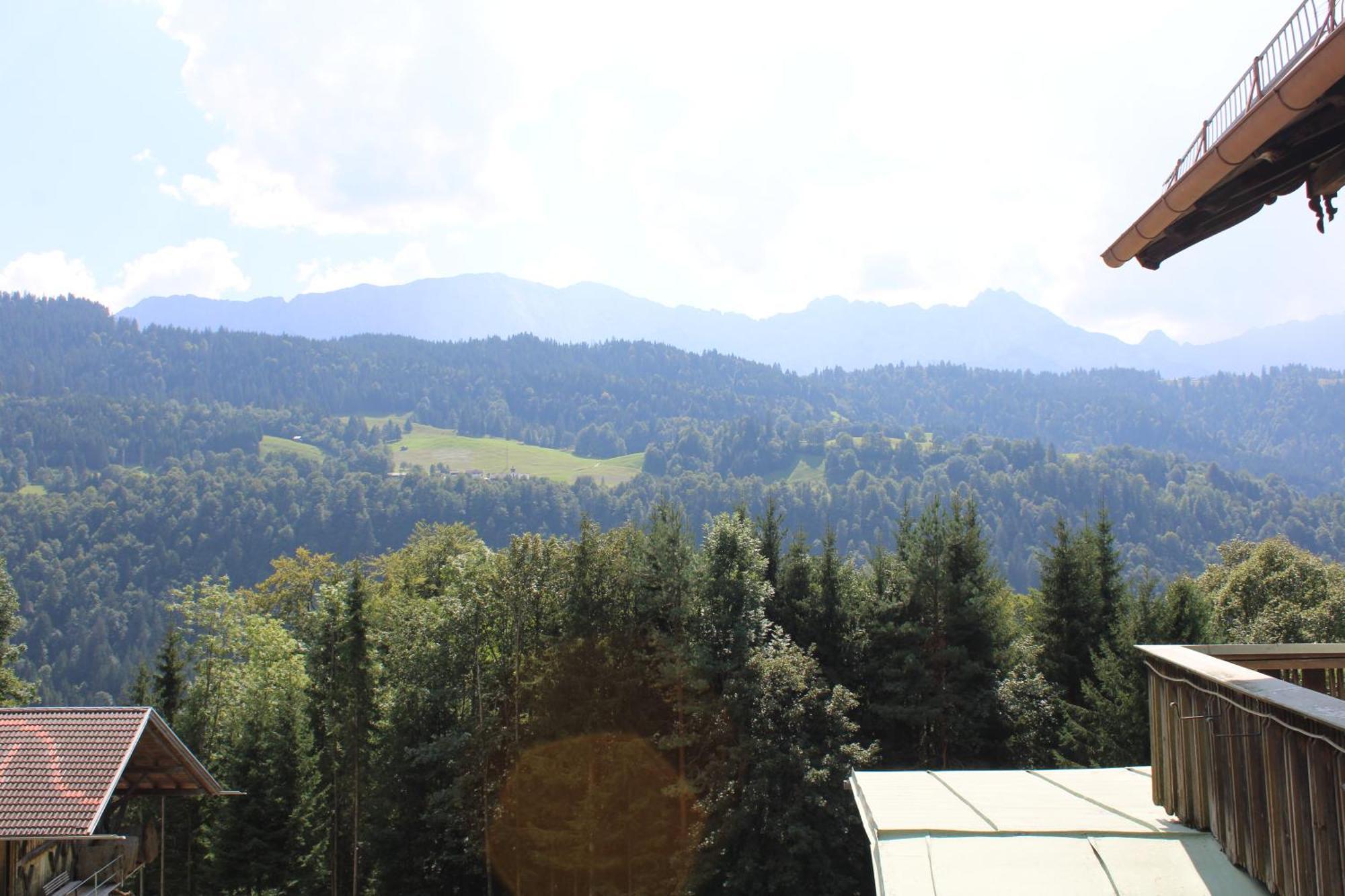 Pfeiffer Alm Am Sonnenhang Mit Blick Auf Die Zugspitze Garmisch-Partenkirchen Pokoj fotografie